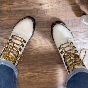Dr. Martens Leona Bone